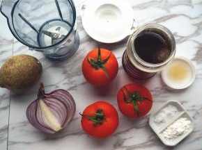 食材：成熟的番茄3个（约545克），洋葱半个（115克），鲜柠檬半个取汁（或用白醋代替），蜂蜜适量，食盐3克，玉米淀粉5克。