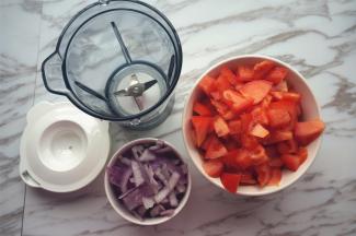 番茄洗净后切丁，洋葱切碎备用。