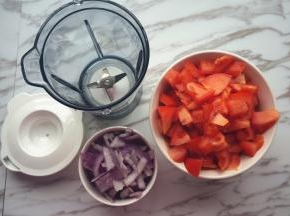 番茄洗净后切丁，洋葱切碎备用。