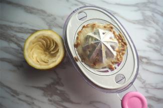 鲜柠檬半个取汁备用。