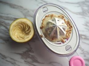 鲜柠檬半个取汁备用。