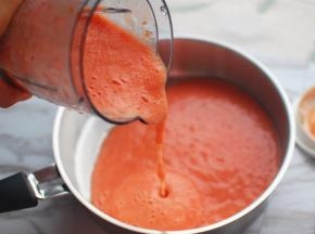 剩下的汁液倒进锅里，放入食盐，中火煮至粘稠为止。