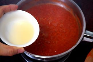 然后加入半个柠檬汁，既可以调节酸味，也起到保鲜剂的作用。没有柠檬汁，可以用适量的白醋代替。