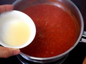 然后加入半个柠檬汁，既可以调节酸味，也起到保鲜剂的作用。没有柠檬汁，可以用适量的白醋代替。