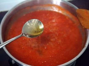 根据自己的喜好放入蜂蜜或细砂糖调味（我放入了4大勺蜂蜜，拌均匀后酱汁微甜）。