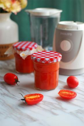 做好的番茄酱趁热装入消毒好的玻璃瓶中，盖上盖子，马上倒扣，待完全冷却后放冰箱保存。