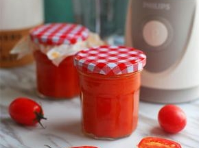 做好的番茄酱趁热装入消毒好的玻璃瓶中，盖上盖子，马上倒扣，待完全冷却后放冰箱保存。