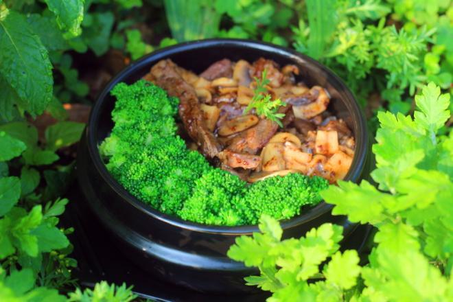 牛排西兰花石锅饭