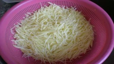 土豆丝用水泡出淀粉，炒土豆丝不会粘锅、葱花爆锅、色拉油炒熟备用