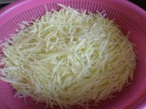 土豆丝用水泡出淀粉，炒土豆丝不会粘锅、葱花爆锅、色拉油炒熟备用