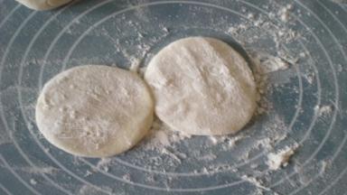 中间要揉二次以上。这样擀的饼更薄些