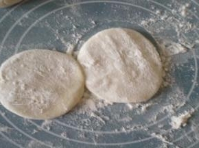 中间要揉二次以上。这样擀的饼更薄些
