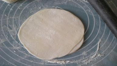 揭开再次加干面粉、免得沾在一起，擀压