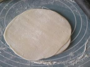 揭开再次加干面粉、免得沾在一起，擀压