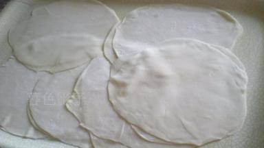 擀薄为止、每个饼之间撒干粉、