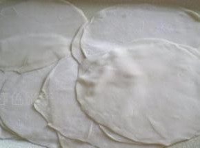 擀薄为止、每个饼之间撒干粉、