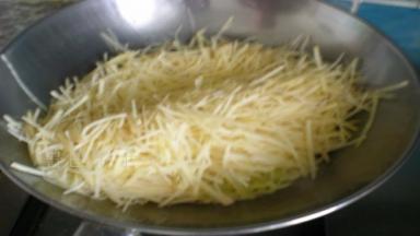 油热炒土豆丝，翻炒出锅时加盐