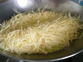 油热炒土豆丝，翻炒出锅时加盐