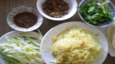 肉丝、炸酱、蔬菜，