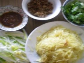 肉丝、炸酱、蔬菜，