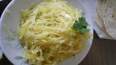 炒好的土豆丝备用