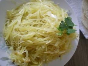 炒好的土豆丝备用