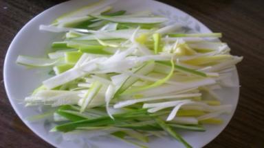 大葱切丝备用