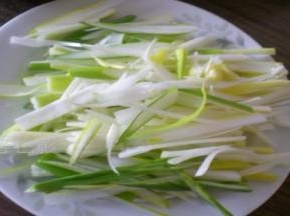 大葱切丝备用