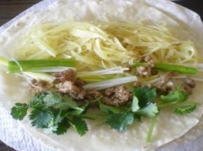 肉丝、炸酱、和菜都放在饼里卷