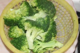 将西兰花洗净后在清水里焯过待用