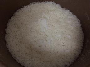 将米饭煮好待用