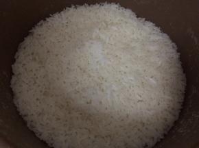 将米饭煮好待用