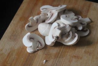 蘑菇洗净后切片待用