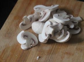 蘑菇洗净后切片待用