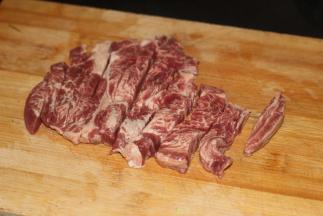 将牛排切成长条