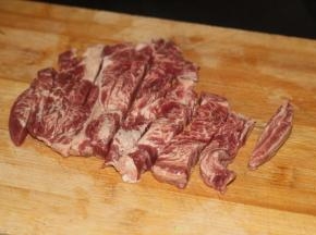 将牛排切成长条