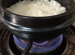 把米饭放进石锅里，用小火烤制十分钟左右