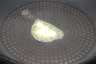 准备好平底锅烧热，加入黄油块化开