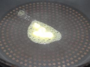 准备好平底锅烧热，加入黄油块化开