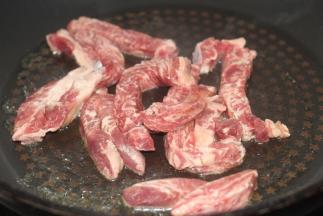 加入切好的牛排条翻炒一下