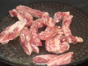 加入切好的牛排条翻炒一下