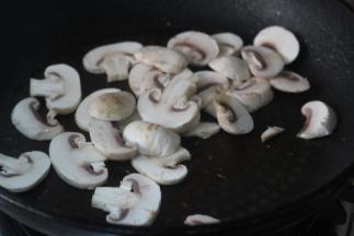 另起油锅，加入蘑菇片翻炒一下