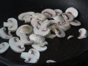 另起油锅，加入蘑菇片翻炒一下
