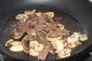 然后将牛排条倒入翻炒一下