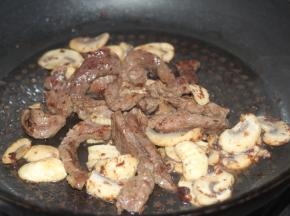 然后将牛排条倒入翻炒一下