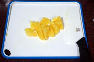 鲜橙去皮去白去核，切成小块。放入用纯净水冲洗过的酵速桶里。