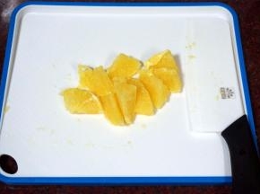 鲜橙去皮去白去核，切成小块。放入用纯净水冲洗过的酵速桶里。