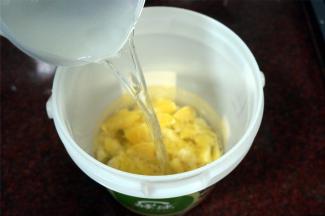 加入3升饮用纯净水（注意，不是自来水）。