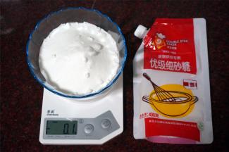 加入300克细砂糖，稍微拌均匀。