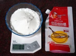 加入300克细砂糖，稍微拌均匀。